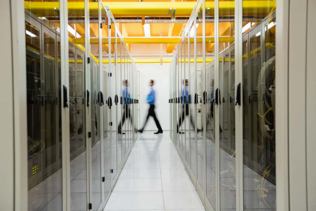 un uomo cammina in un data center